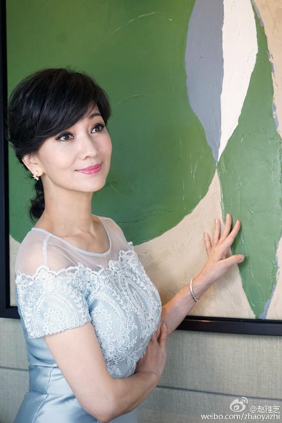 赵雅芝妆容精致 薄纱透视装知性优雅(图)