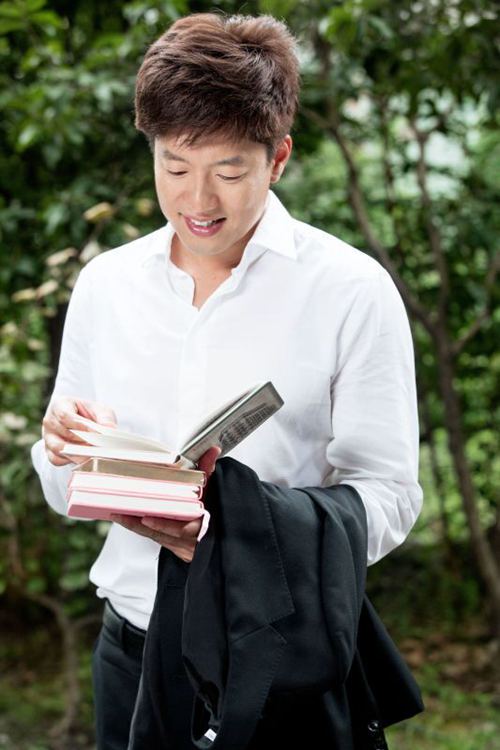 凌潇肃饰演秦明昊