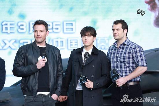 李易峰成为《蝙超》形象代言人,与主演本-阿弗莱克和亨利-卡维尔一同出席中国区发布会。