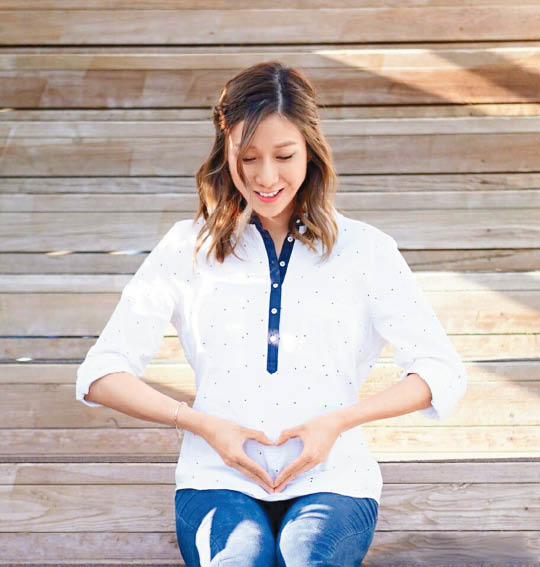 钟嘉欣趁母亲节宣布自己怀孕