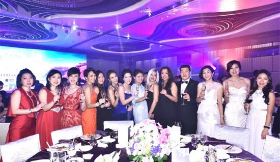 众港姐出席慈善晚会 向海岚蓝色长裙现身|向海岚|港姐|慈善_新浪娱乐_新浪网