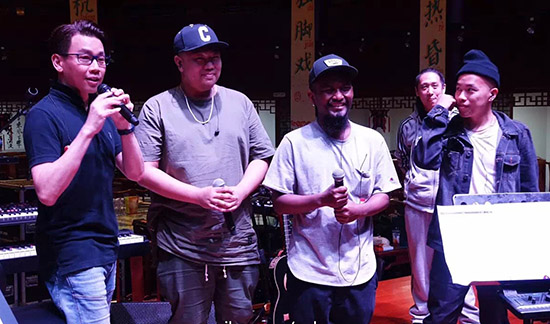 南征北战助阵陶喆演唱会 送杯子寓意深