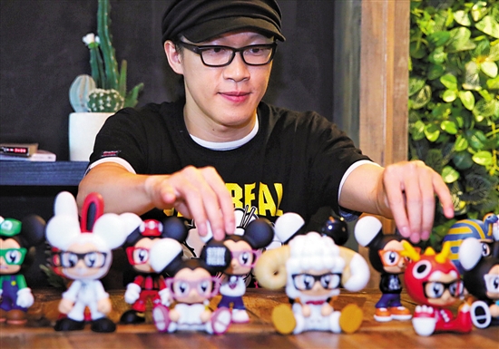 不二良摆弄玩具