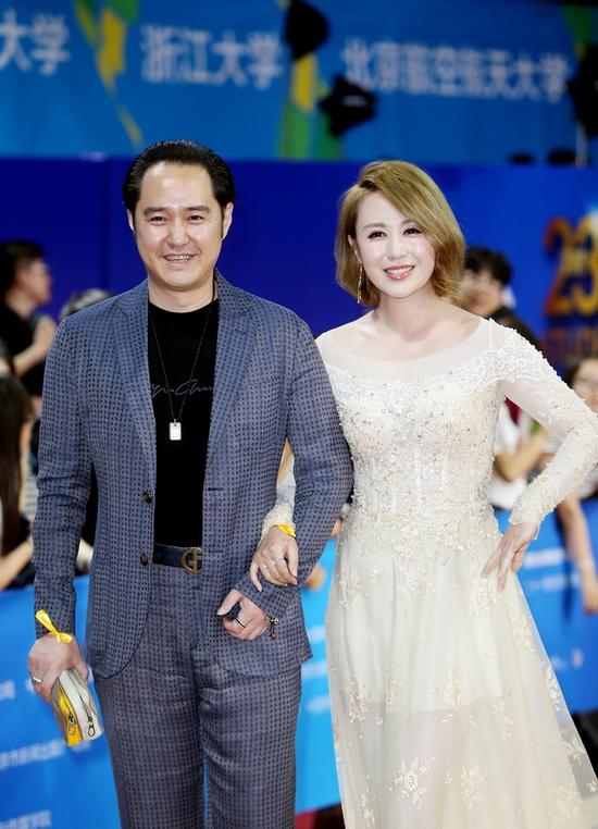 冯雷任大影节颁奖嘉宾 携手马丽亮相红毯