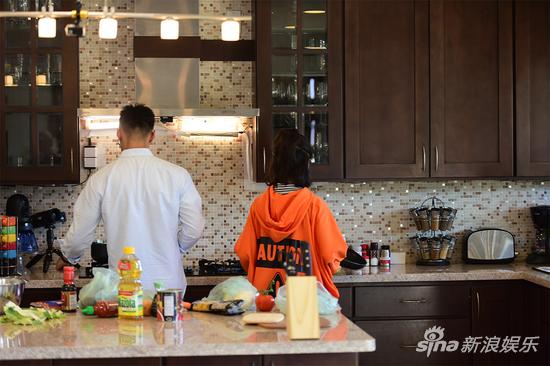 《相爱2》宇宙CP开诚布公 周冬雨长腿抢镜|周