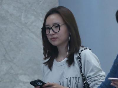 董洁素颜现身机场 戴框镜可爱似学生妹
