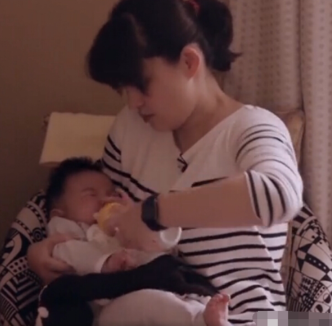 梅婷回应喂奶呛到娃:母乳喂养后来阿姨喂|梅婷|妈妈是超人|喂奶_新浪娱乐_ 
