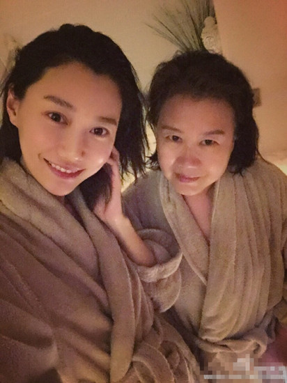 李斯羽陪妈妈SPA 素颜出镜秀出红润好气色