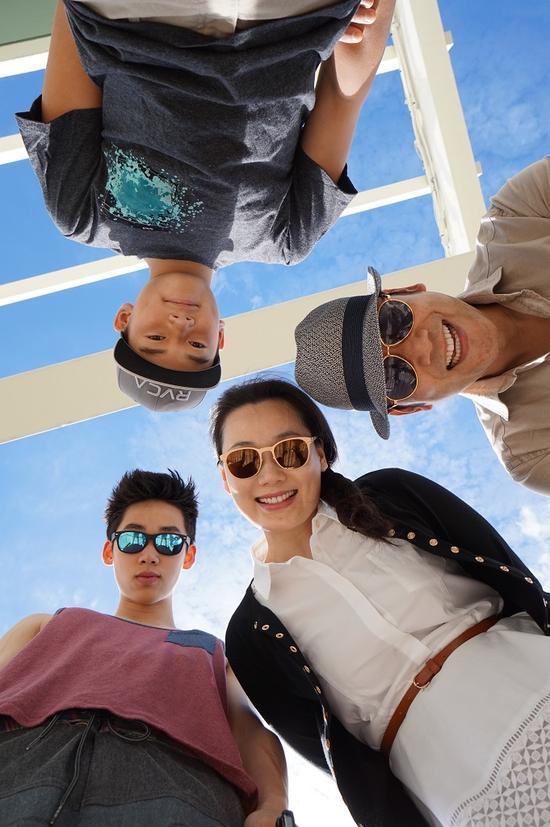 林依轮与家人在一起