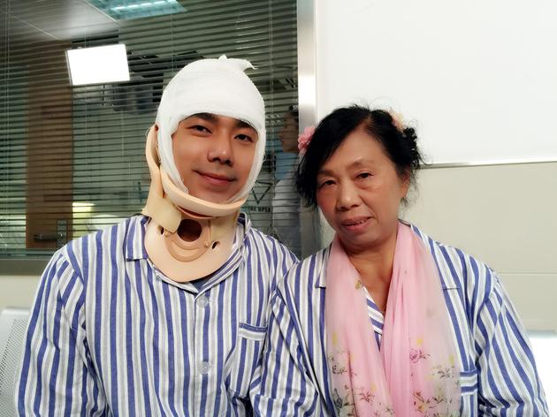 《我为车狂》热拍 袁成杰“重伤”遭揩油|我为车狂|袁成杰|王自健_新浪娱乐_新浪网