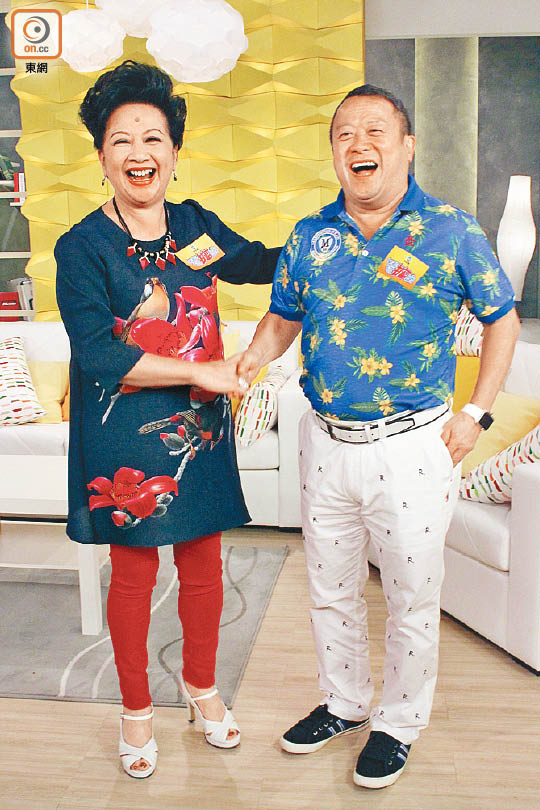 曾志伟说冷笑话，哄薛家燕笑得开心。