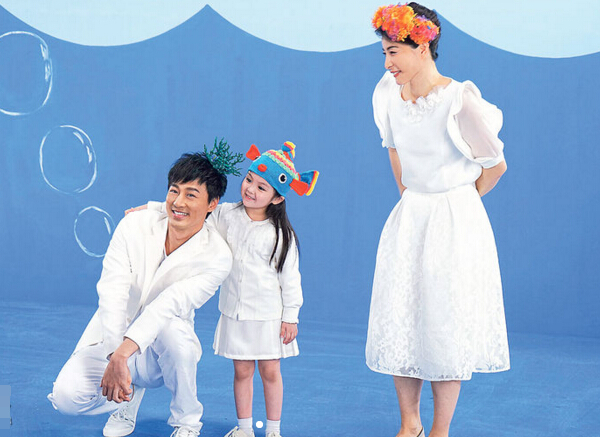 林峰、郭晶晶与小女孩戴上色彩斑斓头饰拍摄宣传片。