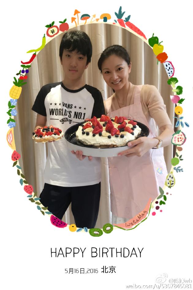 比老爸帅!张艺谋妻子晒儿子15岁生日合照|张艺