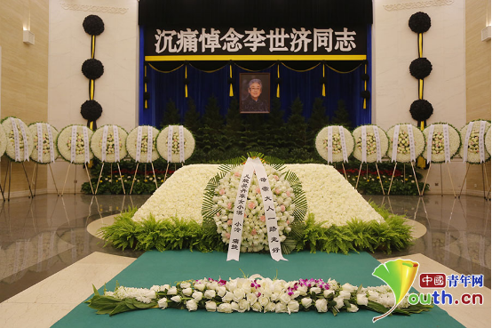 16日上午10点,著名京剧表演艺术家李世济的遗体告别仪式在北京八宝山举行。中国青年网记者 李拓 摄