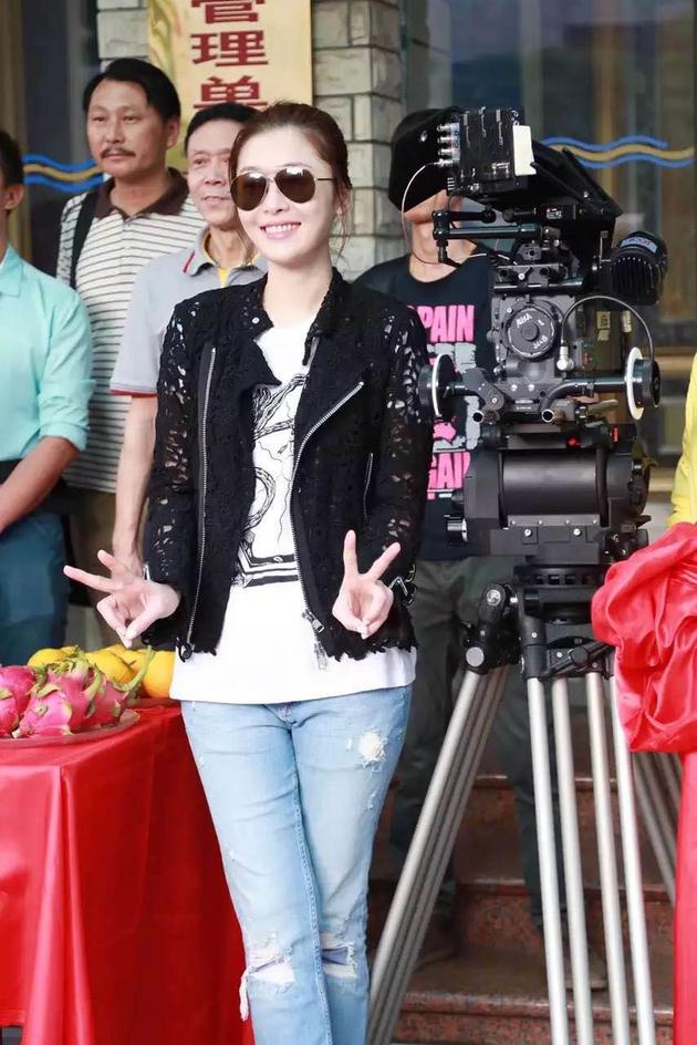 周丽淇新片开机演明星 与MJ哥哥探访孤儿|周丽