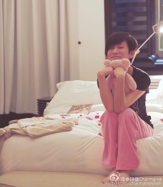 40岁佘诗曼起床笑容甜:昨晚梦见喜欢的人