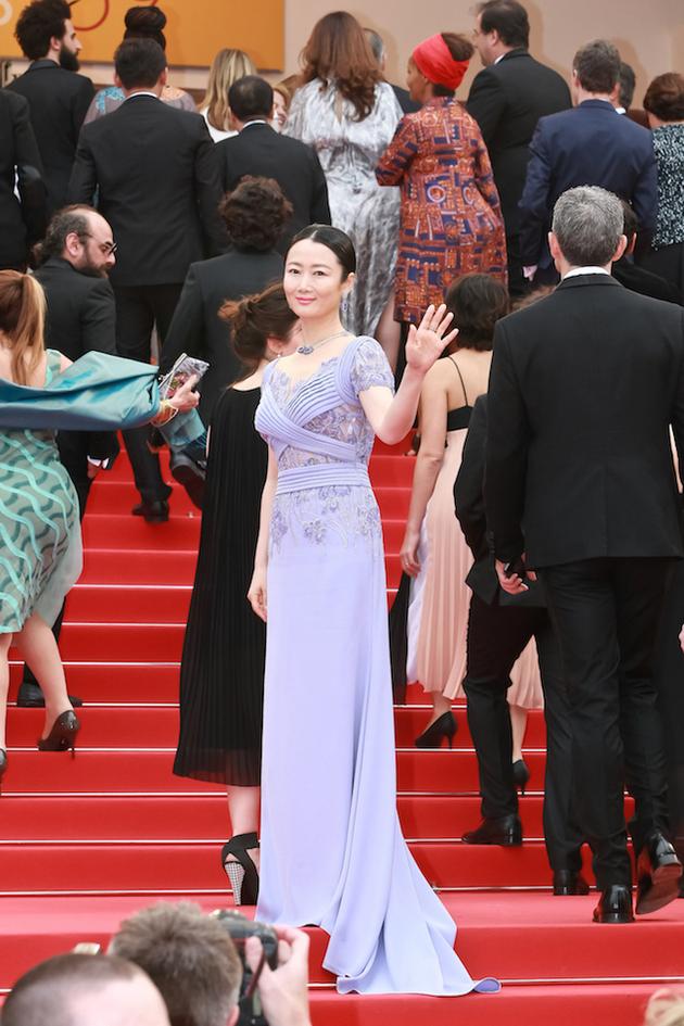 2016年戛纳电影节期间，赵涛亮相法国导演杜蒙新片《玛·鲁特》首映式红毯