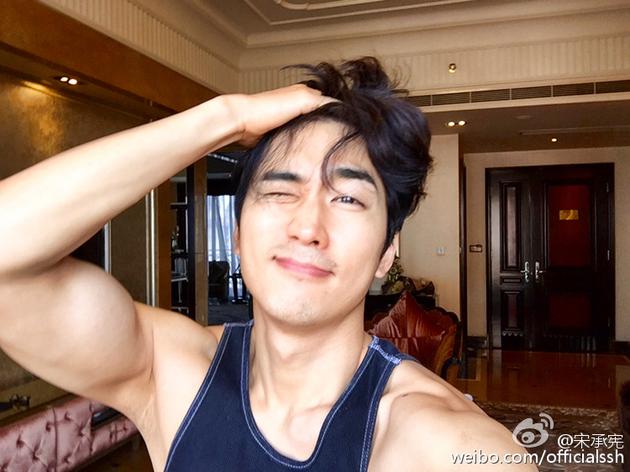 宋承宪撩发秀粗壮手臂