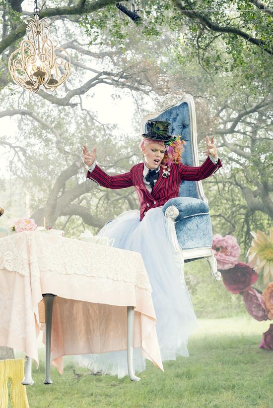 爱丽丝梦游仙境2主题曲mv讲的什么意思 Pink献