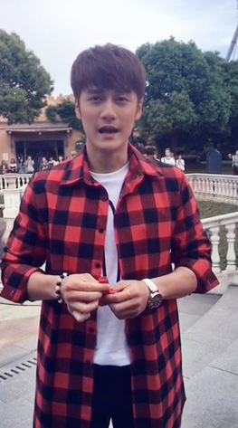 蒋劲夫吹气球变吃气球网友:该吃药了|蒋劲夫