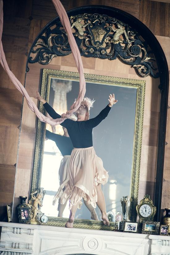 爱丽丝梦游仙境2主题曲mv讲的什么意思 Pink献