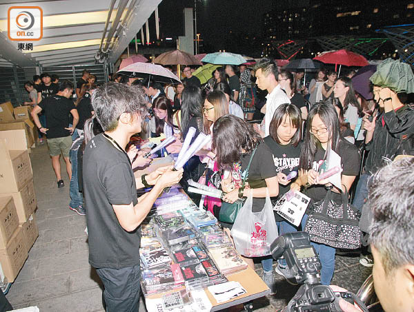 歌迷排队买纪念品