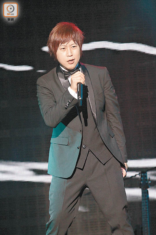 阿信穿着西装显