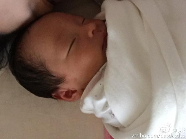  大S 汪小菲 儿子曝光  眼睛细长像爸妈(图)| 大s _新