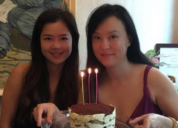 翁静晶与女儿庆52岁生日