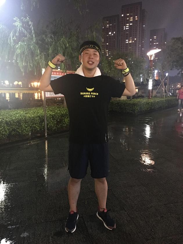 杜海涛雨中约跑 贾乃亮倾情表白:你瘦了|香蕉打卡|杜海涛|贾乃亮_新浪