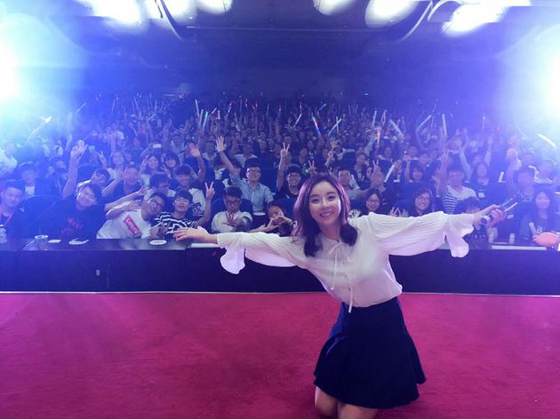 殷嘉恩与粉丝合照