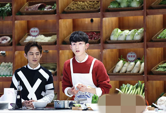 《透鲜滴星期天》何炅与郭俊辰现场照