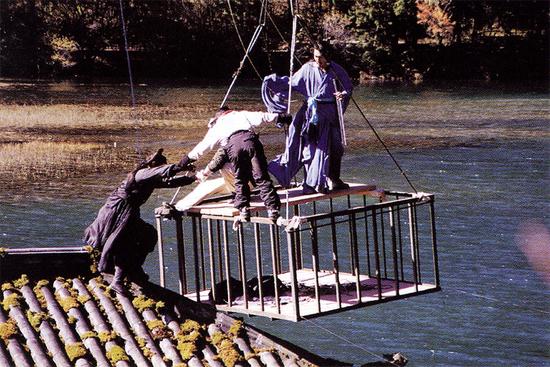 剧组人员天不亮就起床，所有水面的镜头都是在早上10点到12点这两个小时之间拍摄，一拍就是十几天