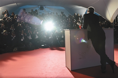 阿萨亚斯在获得最佳导演奖的颁奖后台接受访问，他的《私人采购员》评价不高，引起记者们的嘘声。