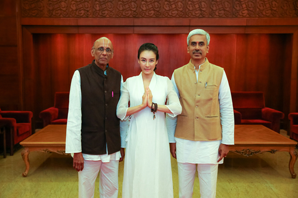 优雅!母其弥雅受邀印度顶级瑜伽大师课