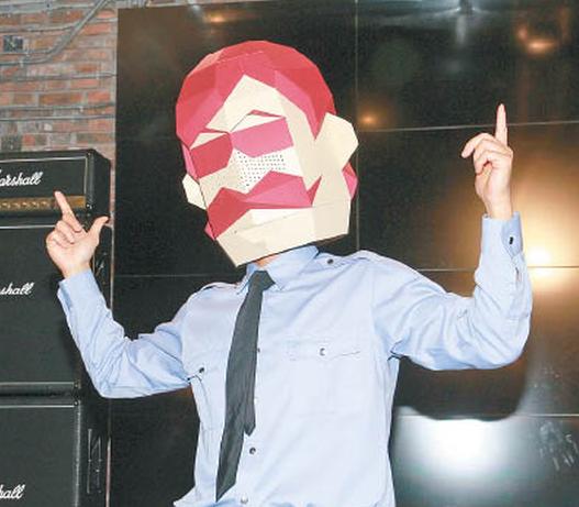 许志安戴着头套造型十分搞笑