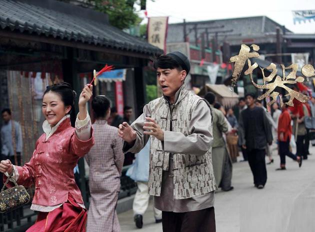 玄策（靳东饰）与金嫣然（种丹妮饰）萌生爱情