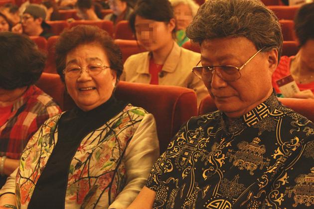 孝子胡军邀父母看话剧澳粉跨国助阵
