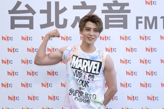 Bii毕书尽晒壮臂宣告回归