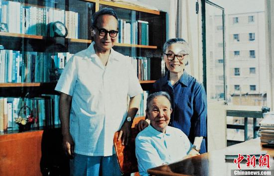 图为钱钟书（左）、杨绛（右）夫妇看望著名女作家冰心。（资料照片）中新社记者 陈钢 摄