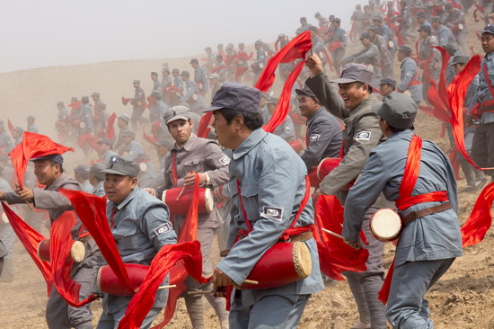 《红星照耀中国》延安热拍 千人共击腰鼓|金巧