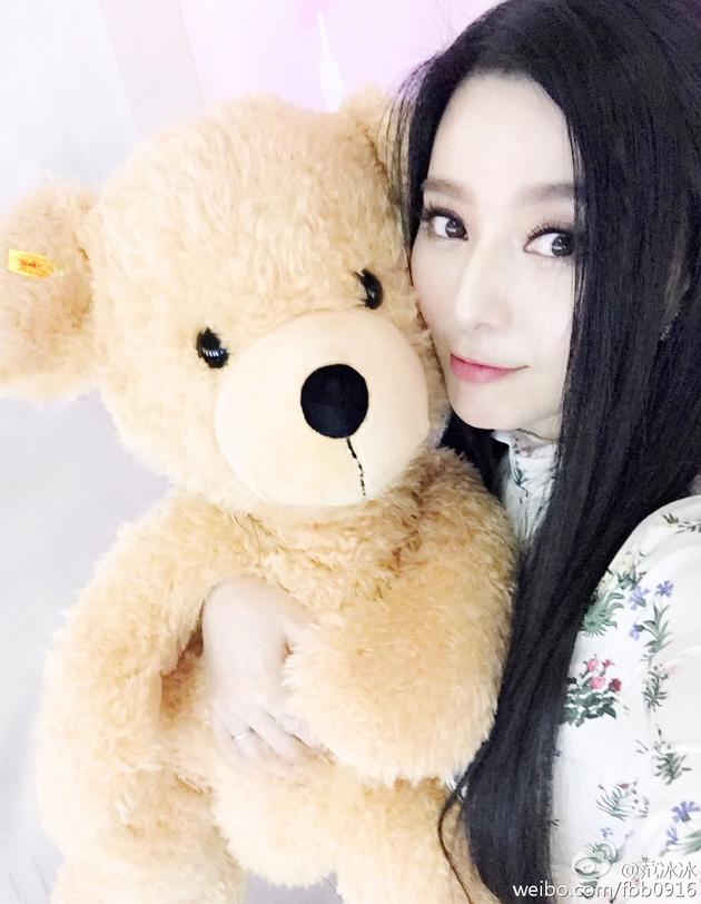 范冰冰搂泰迪熊卖萌