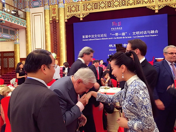 法国前总理拉法兰先生以法式“吻手礼”向谭晶问候