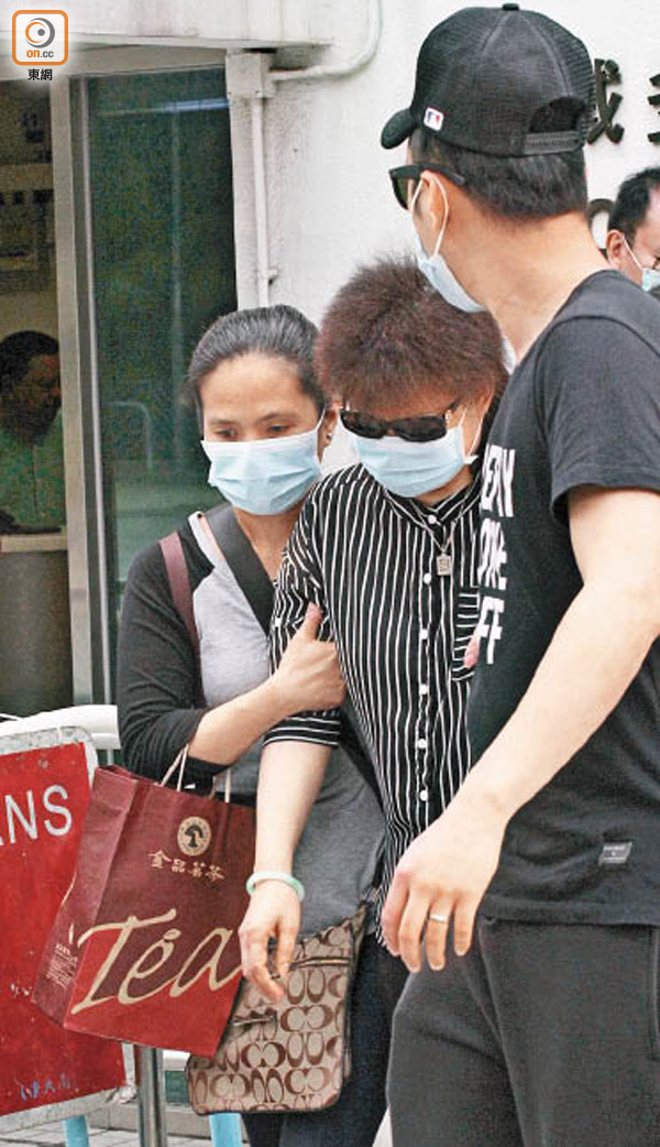 罗明珠母亲(中)受丧女打击,心情还没平复,认尸后需亲友扶着才能前行。
