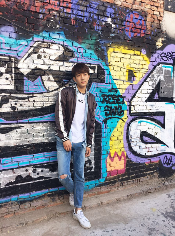 王凯熠帅气街拍