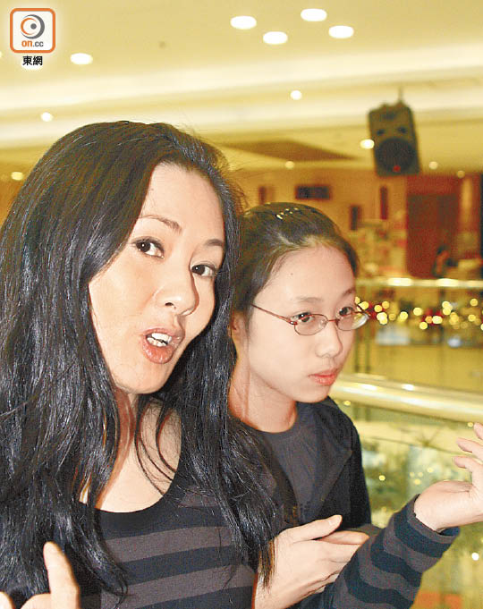 有传李丽珍的女儿许倚榕(右)不大接受潘源良。
