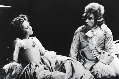 西蒙·卡洛（右）在1980年上演的话剧版《莫扎特传》中饰演莫扎特，菲丽西提·肯塔尔饰演莫扎特的妻子。