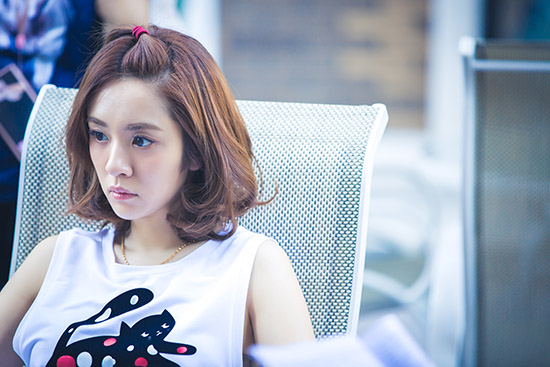 王晓晨认真思考剧本