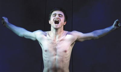 2007年，丹尼尔·雷德克里夫在话剧《恋马狂》中全裸演出曾引起争议。
