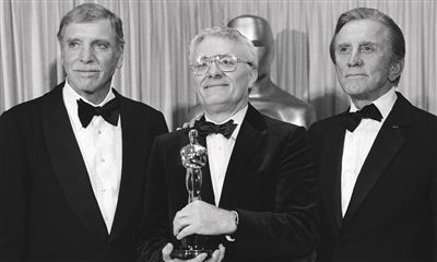 1985年，彼得·谢弗（中）凭借电影《莫扎特传》获得奥斯卡最佳改编剧本奖。
